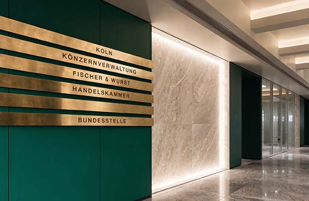 Empfangsbereich mit Firmenschildern im E8 Business Center